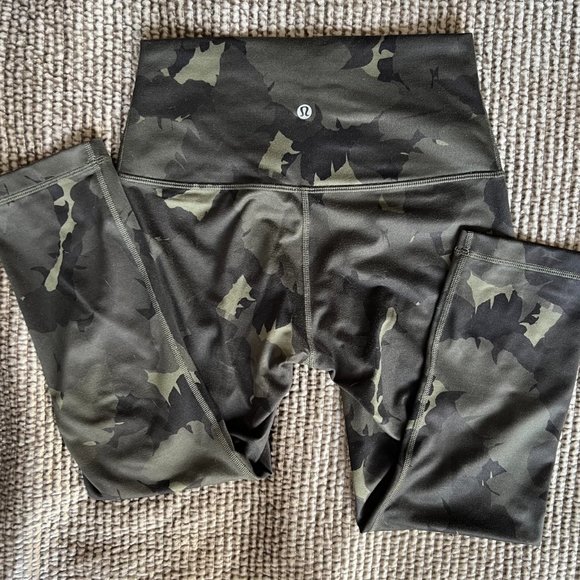 Lululemon Green Palm Camo Wunder Under Crop - Picture 4 of 8